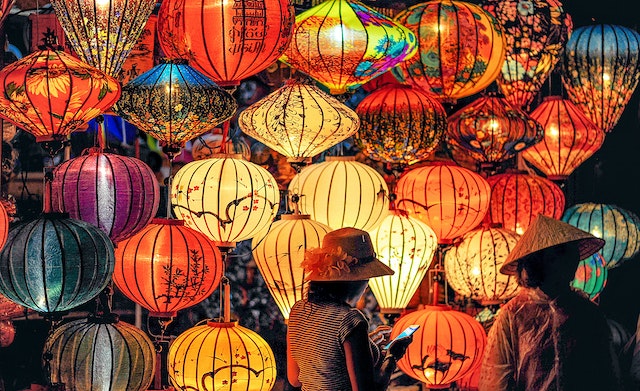 gian hàng đèn lồng rực rỡ tại Hội An
